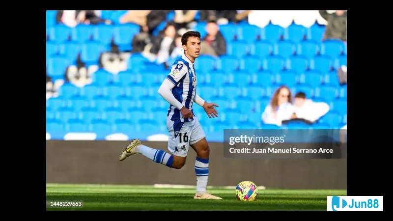 Cầu thủ của Real Sociedad dũng mãnh tranh chấp với cầu thủ của Rayo Vallecano trong trận…