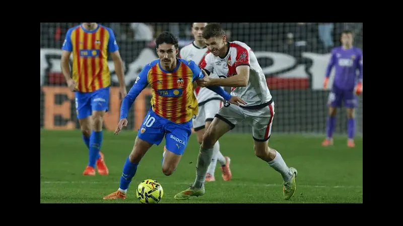 Cầu thủ Real Avila dùng kỹ thuật vượt qua cầu thủ Rayo Vallecano trong trận đấu