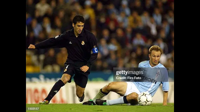 Cầu thủ của Real Madrid dẫn bóng trước sự áp sát của cầu thủ Celta Vigo