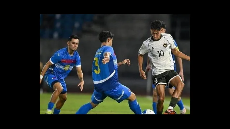 Cầu thủ U22 Indonesia tung cú đá mạnh vào khung thành của U22 Myanmar